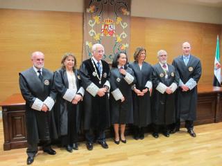 Imposición de la cruz distinguida de primera clase  de san Raimundo de Peñafort a la presidenta de la audiencia provincial de Cáceres